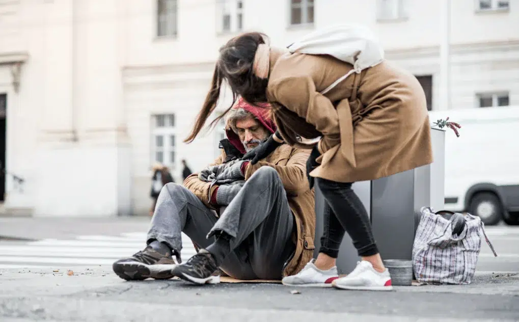 sans abri avec un bénévole à son écoute