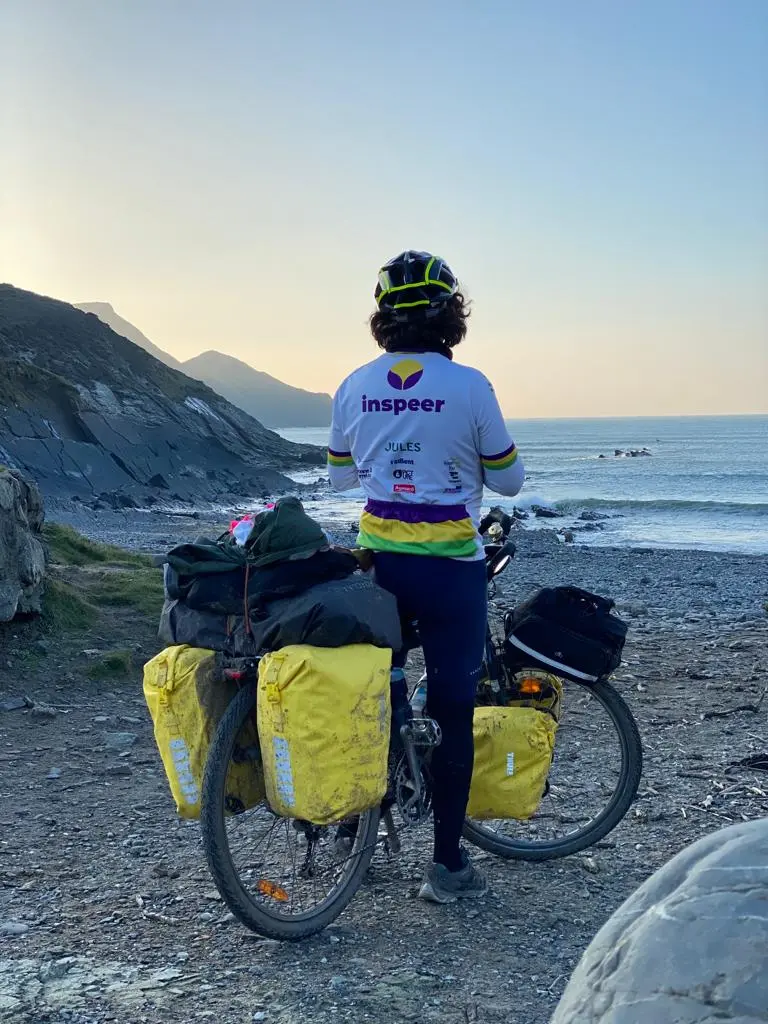 Théo, cofondateur de INSPEER, à vélo en Angleterre lors de sa mission à impact positif.